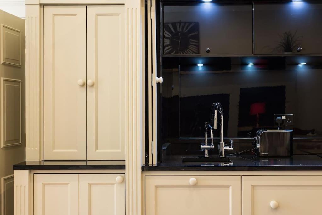 Self Catering , City Centre Apartment With Parking Единбург Екстериор снимка